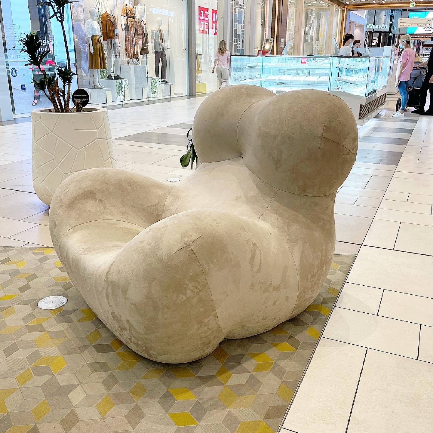 Перетяжка дизайнерского кресла ТЦ Мега